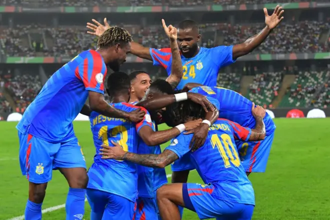 Le défenseur de la RD Congo, Chancel Mbemba (au centre), célèbre avec ses coéquipiers après avoir marqué le premier but de son équipe lors du quart de finale de la Coupe d'Afrique des Nations (CAN) 2024 opposant la RD Congo à la Guinée au stade Alassane Ouattara d'Ebimpe, à Abidjan, le 2 février 2024.