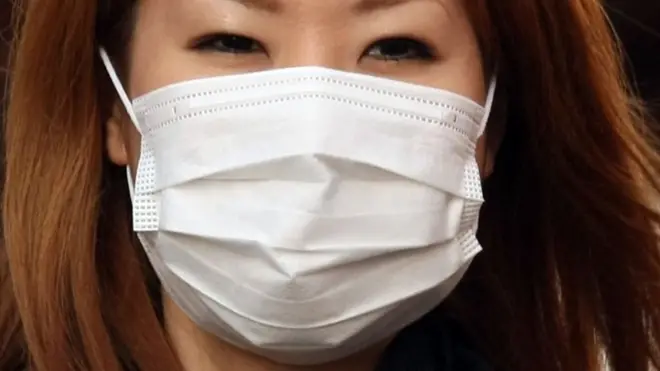 Một phụ nữ đi đường đeo mặt nạ để ngăn ngừa nguy cơ nhiễm virus Corona tại khu buôn bán Ginza ở Tokyo, Nhật bản, hôm 26/1/2020