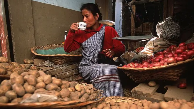 सब्जियाँ बेचते एक महिला