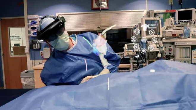 หมอใส่หน้ากากในห้องผ่าตัด