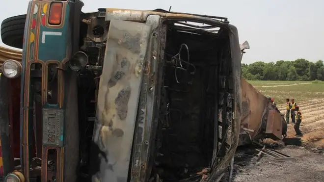 کراچی سے وہاڑی ہزاروں لیٹر تیل لے جانے والا ٹینکر بستی رمضان جوئیہ کے قریب الٹ گیا تھا