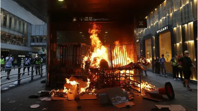 示威者星期日下午开始在中环地铁站口纵火，地铁站两旁是中环名牌商业购物区。