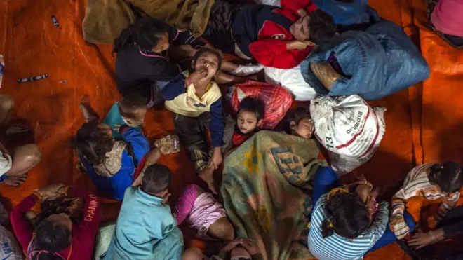 เด็ก ๆ ในศูนย์พักพิงชั่วคราวที่ปากซอง