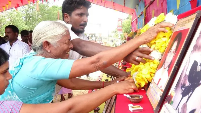 "අපේ ළමයි වෙනුවෙන් සාධාරණය ඉටු කර දෙන්න"