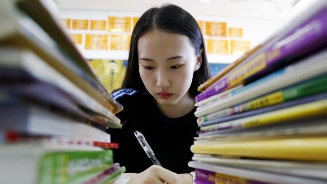 一名准备高考的中国学生。