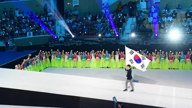 12일 광주 광산구 광주여자대학교에서 열린 2019 광주 세계수영선수권대회 개막식에서 기수가 태극기를 들고 입장하고 있다