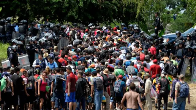 Dòng người từ Honduras đi qua Guatemala đến Mexico với hy vọng vào Hoa Kỳ. Cảnh chụp ở sông Suchiate từ Ciudad Tecun Uman ở Guatemala sang Ciudad Hidalgo của Mexico, với công an cảnh sát Mexico đứng nhìn dòng người qua sông hôm 29/10/2018.