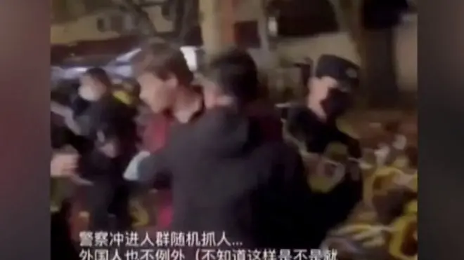 중국 공안에 체포되는 에드 로런스 BBC 기자