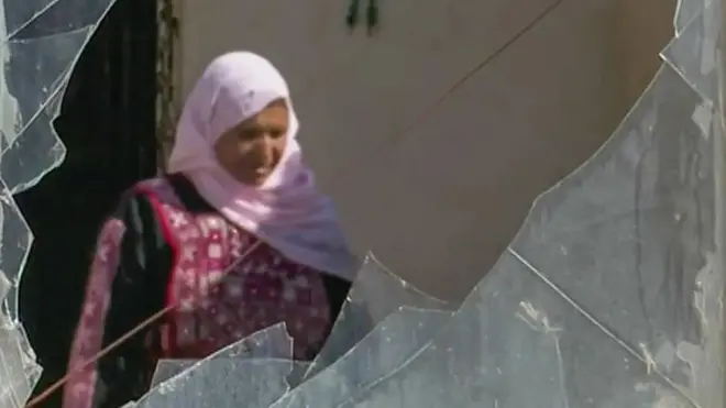 Amal Awad regarde sa maison endommagée en Cisjordanie occupée.