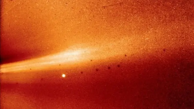 ඡායාරූපයෙහි දීප්තිමත් තිතක් ලෙස පෙනෙන්නේ, ඉතා ඈතින් පිහිටි බ්‍රහස්පති ග්‍රහයාය.