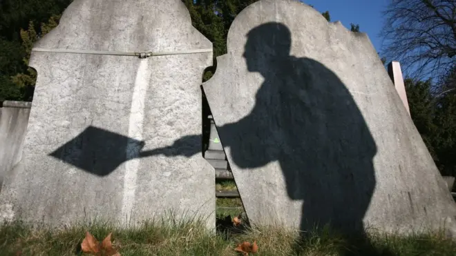 Људи који су имали ХИВ у Србији се још сахрањују у металним сандуцима