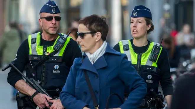 事件发生后，持枪警察在梅尔街巡逻。