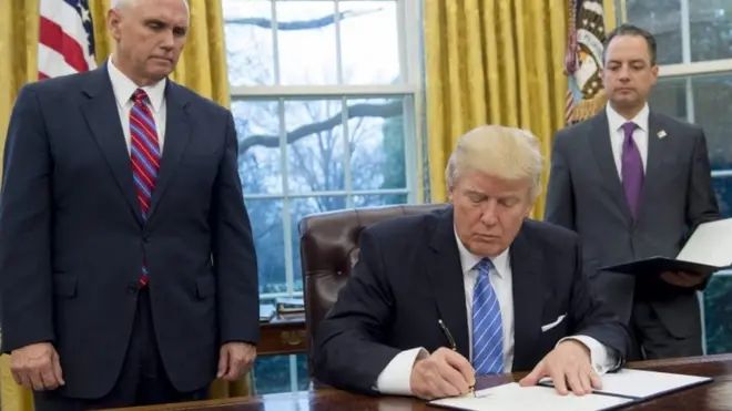 Ông Trump ký ba sắc lệnh trong ngày đầu tiên ở cương vị Tổng thống Mỹ
