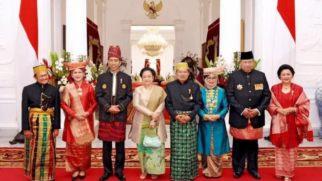 Presiden Jokowi dan ibu negara bersama Wapres Jusuf Kalla dan isteri, beserta para pendahulu mereka.
