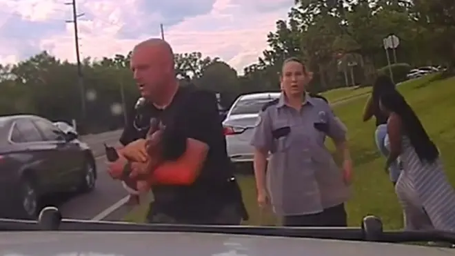 أطباء في ولاية فلوريدا الأمريكية يقولون إن التصرف السريع للشرطي جيريمي نيكس أنقذ حيلة طفل رضيع.