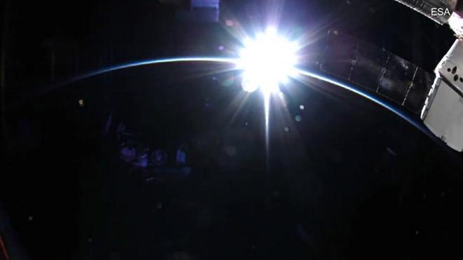 Sol começa iluminar a Terra vistos da Estação Espacial Internacional