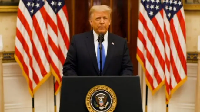 الرئيس الأمريكي دونالد ترامي على منصة وخلفه أعلام أمريكية