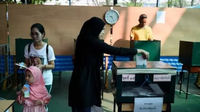 التنافس الكبير بين أنصار الحكم العسكري والموالين لرئيس الوزراء السابق