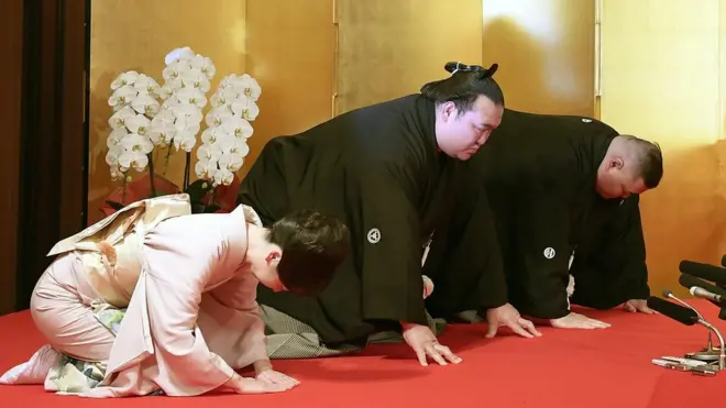 Кисэносато (в центре) с тренером и его супругой