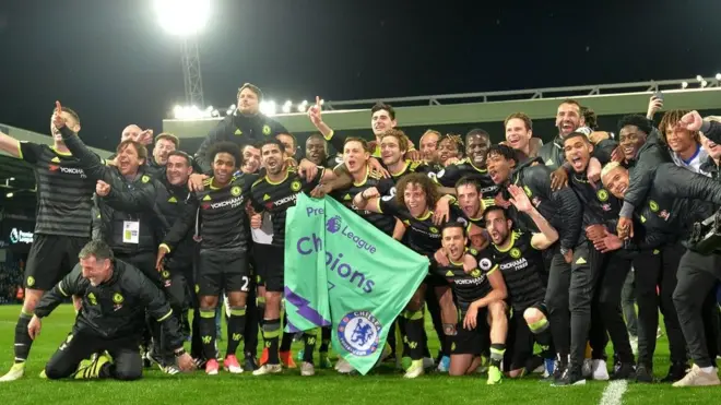 Para pemain Chelsea berfoto bersama setelah dipastikan meraih juara Liga Primer musim ini, walau maish menyisakan dua laga.