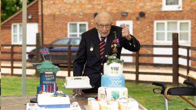 湯姆·摩爾上尉百歲壽辰，英國舉國上下為他舉行盛大的生日慶祝活動。