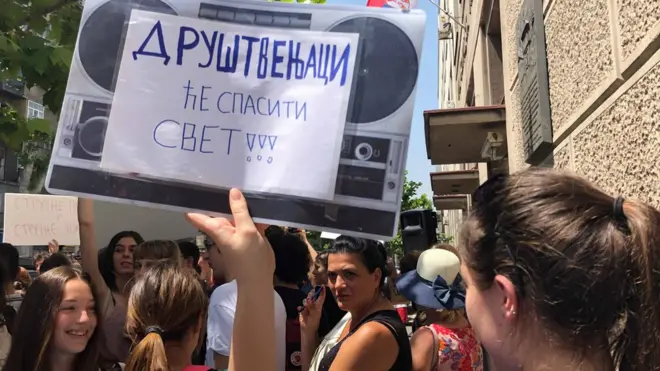 Protest učenika, nastavnika i roditelja Prve gimnazije zbog zatvaranja odeljenja društvenog smera radi jednog IT odeljenja