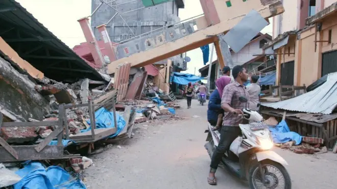 Bangunan Pasar Meureudu, Kabupaten Pidie Jaya, Aceh luluh lantak akibat gempa.