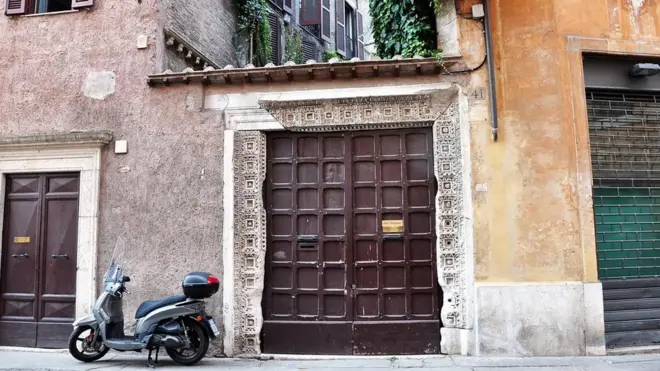 Крізь середньовічні стіни Єврейського кварталу проступають архітектурні подробиці Рима доби імперії