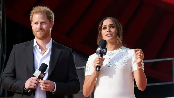 Гарри и Меган объявили о намерении отказаться о своих позиций в королевской семье в январе 2020 года