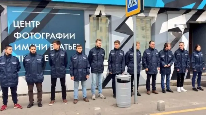 Выставка была со скандалом закрыта после того как ее заблокировали активисты из группы "Офицеры России"