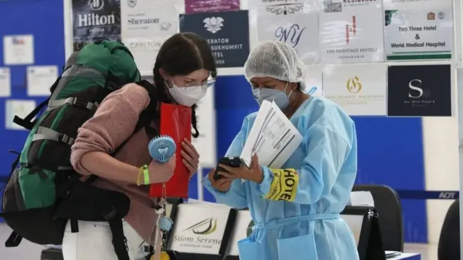 การปรับมาตรการการเข้าประเทศมีขึ้นท่ามกลางการรายงานยอดติดเชื้อโควิด-19 และยอดผู้เสียชีวิตเพิ่มขึ้น