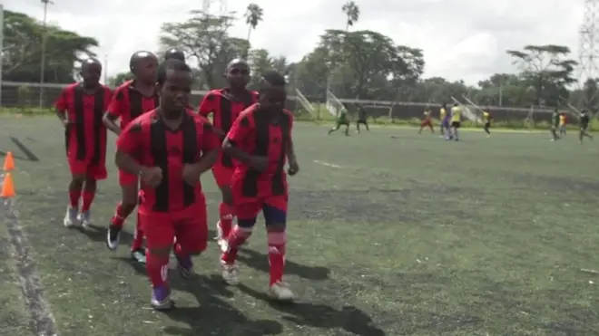 Une équipe kényane composée de personnes de petite taille