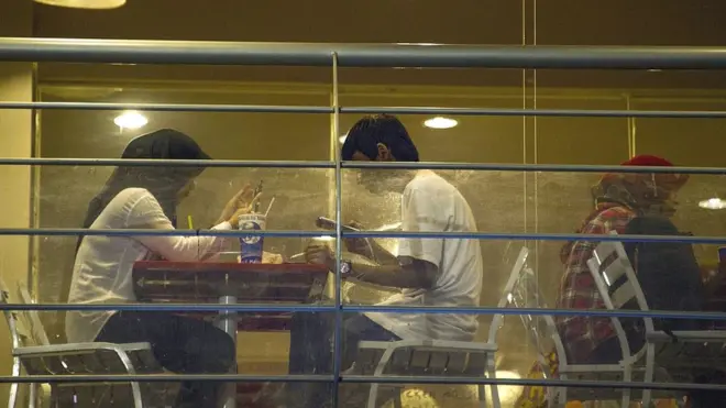 Seorang perempuan duduk bersama seorang pria di sebuah restoran di Banda Aceh, beberapa waktu lalu. Hal seperti ini dilarang di Kabupaten Bireun, Aceh, kecuali jika mereka suami-istri atau keluarga.