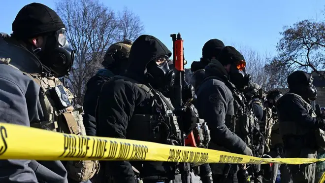 agentes federales alineados en mineápolis durante las protestas 