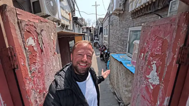 Maurício no pátio onde mora em Pequim