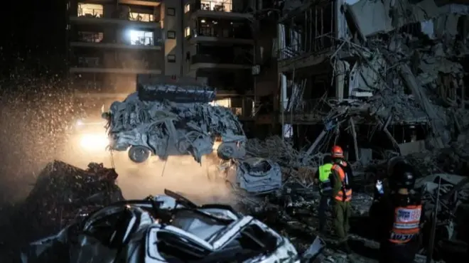Carros e prédio destruídos 