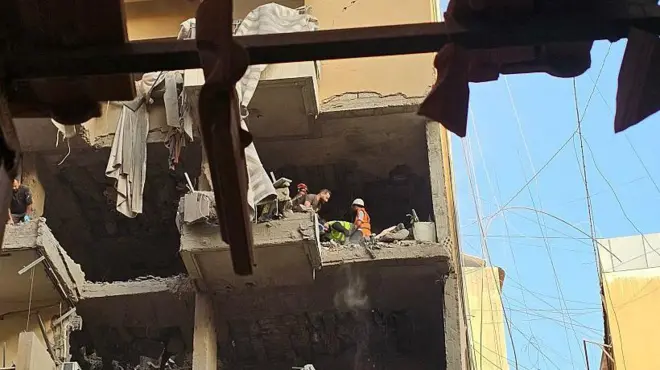 نمایی از ساختمانی که هدف حمله اسرائیل قرار گرفت