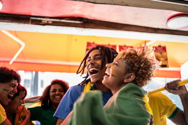 Torcedores brasileiros assistindo a um jogomilionaria bolao caixafutebol