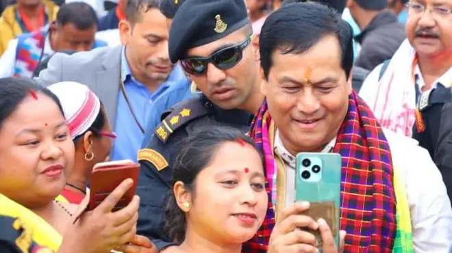 सर्बानंद सोनोवाल चुनाव प्रचार के दौरान