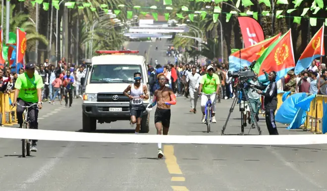 ናሆም ኤርምያስ ብ7 ሰነ 2026 ኣብ ዝተኻየደ ማራቶን ኣስመራ ቀዳማይ ኰይኑ እናኣተወ