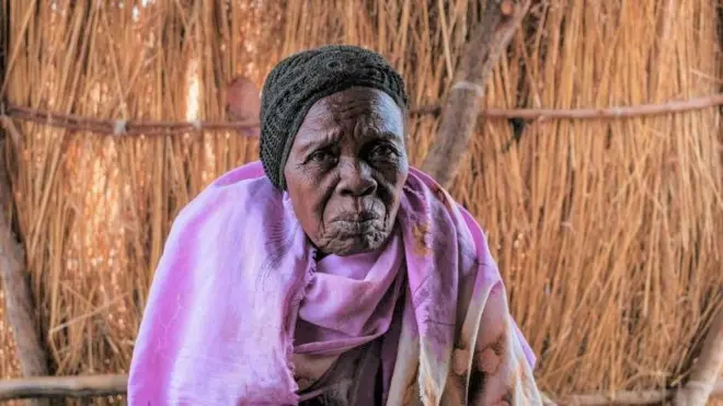 Umukecuru uri mu nkambi y'abavuye mu byabo bahungiye ahandi imbere muri Sudani 