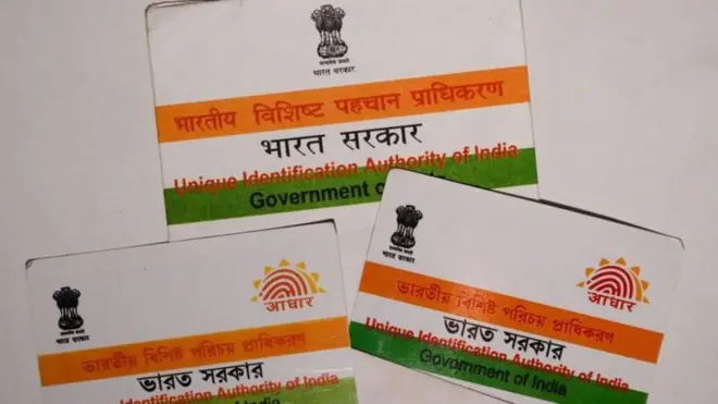 निवडणूक आयोगानं वोटर आयडी आधार कार्डशी लिंक करणार असल्याचं म्हटलं आहे