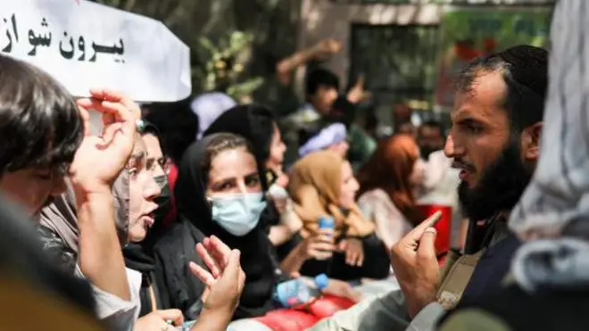 مشاجره زنان با یک جنگجوی طالبان در جریان تظاهرات حقوق زنان روز سه شنبه در کابل