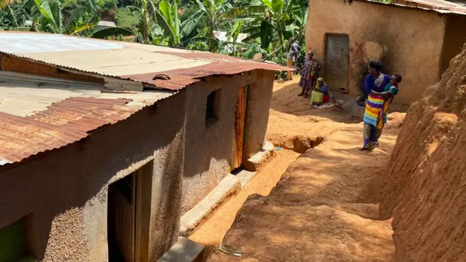 Abarimo kwimurwa kuko abo batuye hashyizwe mu kiciro cy'amanegeka bavuga ko batewe agahinda n'uko birimo gukorwa