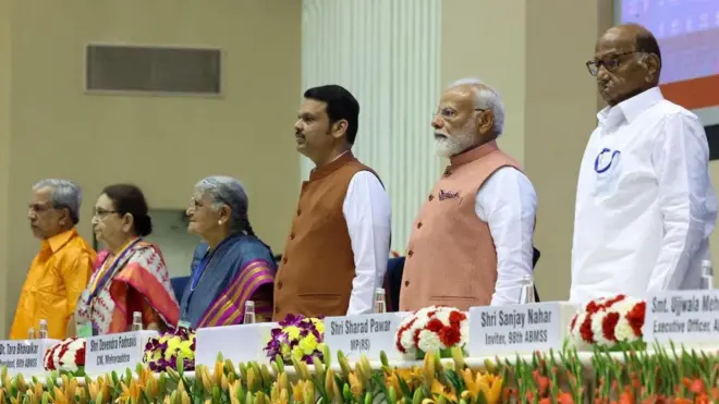 दिल्ली येथे होत असलेल्या मराठी साहित्य संमेलाच्या उद्घाटनाच्या पहिल्या सत्रात उपस्थित पंतप्रधान नरेंद्र मोदी, संमेलनाचे स्वागताध्यक्ष शरद पवार, मुख्यमंत्री देवेंद्र फडणवीस, संमेलनाध्यक्षा तारा भवाळकर.