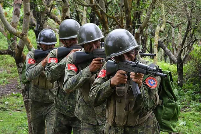 လေ့ကျင့်ရေးဆင်းနေတဲ့ အေအေတပ်ဖွဲ့ဝင် လေးဦး ပုံဟောင်း