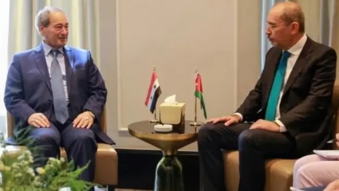 وزير الخارجية الأردني أيمن الصفدي (يمين) مع نظيره السوري فيصل المقداد في عمان