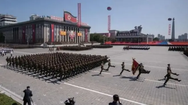 กองทหารหลายพันนายร่วมในพิธีสวนสนาม