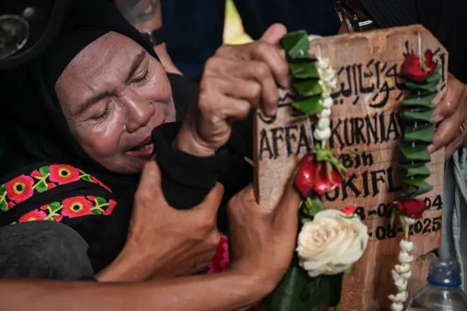 Orang tua Affan Kurniawan, pengemudi ojek online yang tewas usai dilindas kendaraan taktis polisi, menangis usai pemakaman sang anak pada Jumat (29/8).