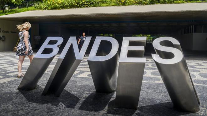 Escultura com o nome "BNDES", localizada na fachada da sede da instituição, no Rioroletas personalizadasJaneiro